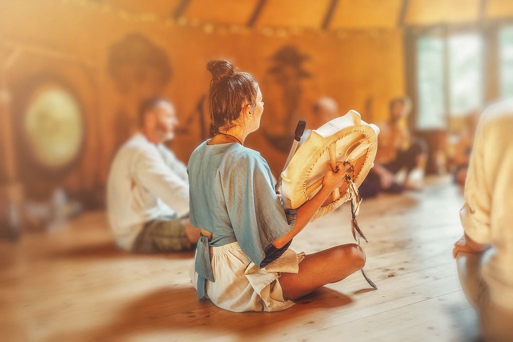 Een jonge vrouw met een trommel leidt een truffelceremonie