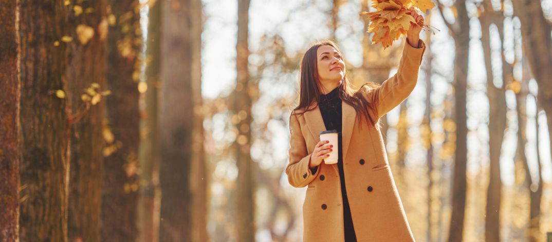 Weerstand verhogen vrouw herfstwandeling