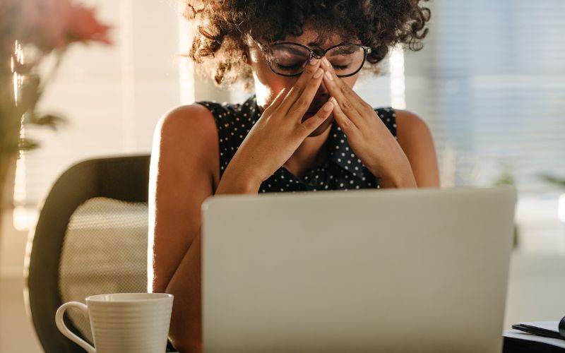 Stress vrouw opgeblazen buik