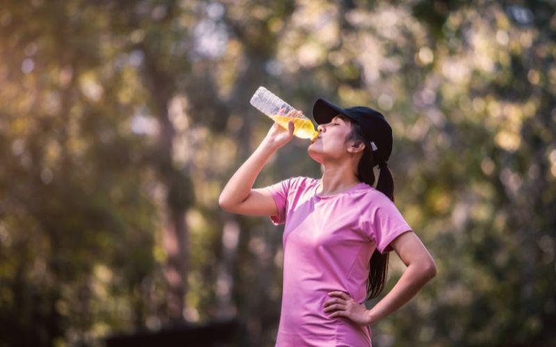 Vrouw drinkt drankje met elektrolyten