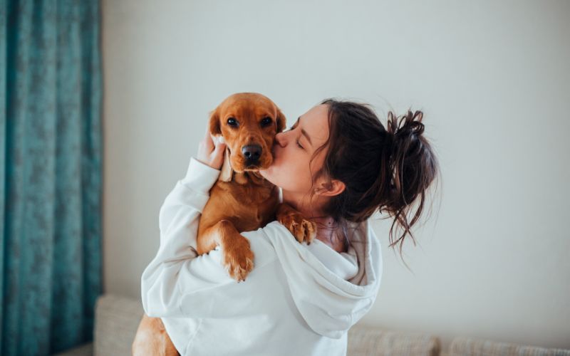 Vrouw knuffelt met hond serotonine