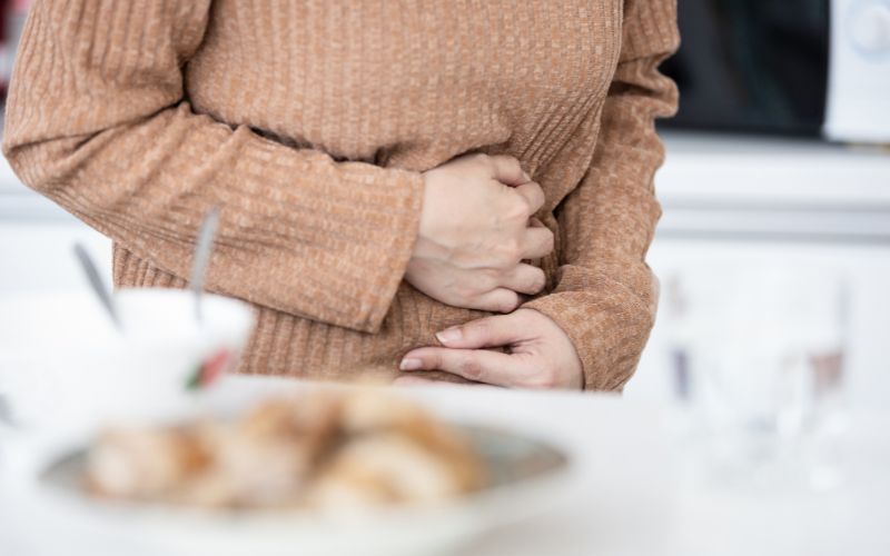 Vrouw met opgeblazen buik