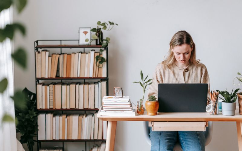 Vrouw werkt geconcentreerd jodium goed voor concentratie