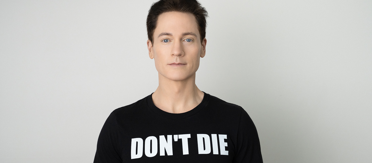 Bryan Johnson draagt een t-shirt met de tekst: "Don't die".